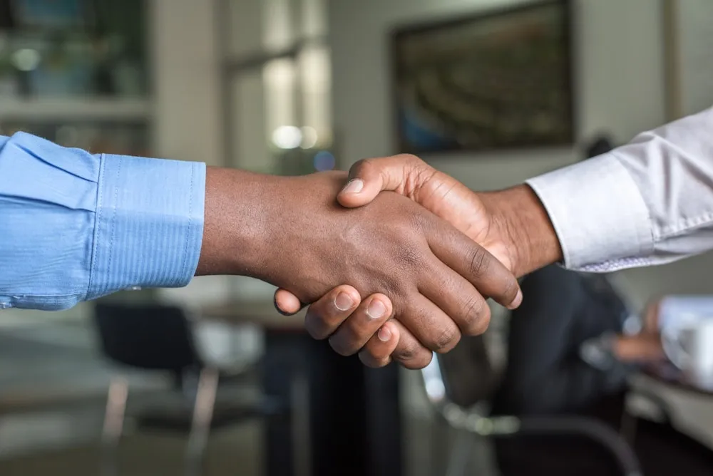 Consulta profesional entre cliente y abogado