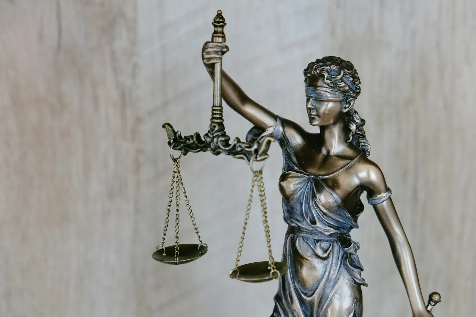 Biblioteca jurídica y asesoramiento legal